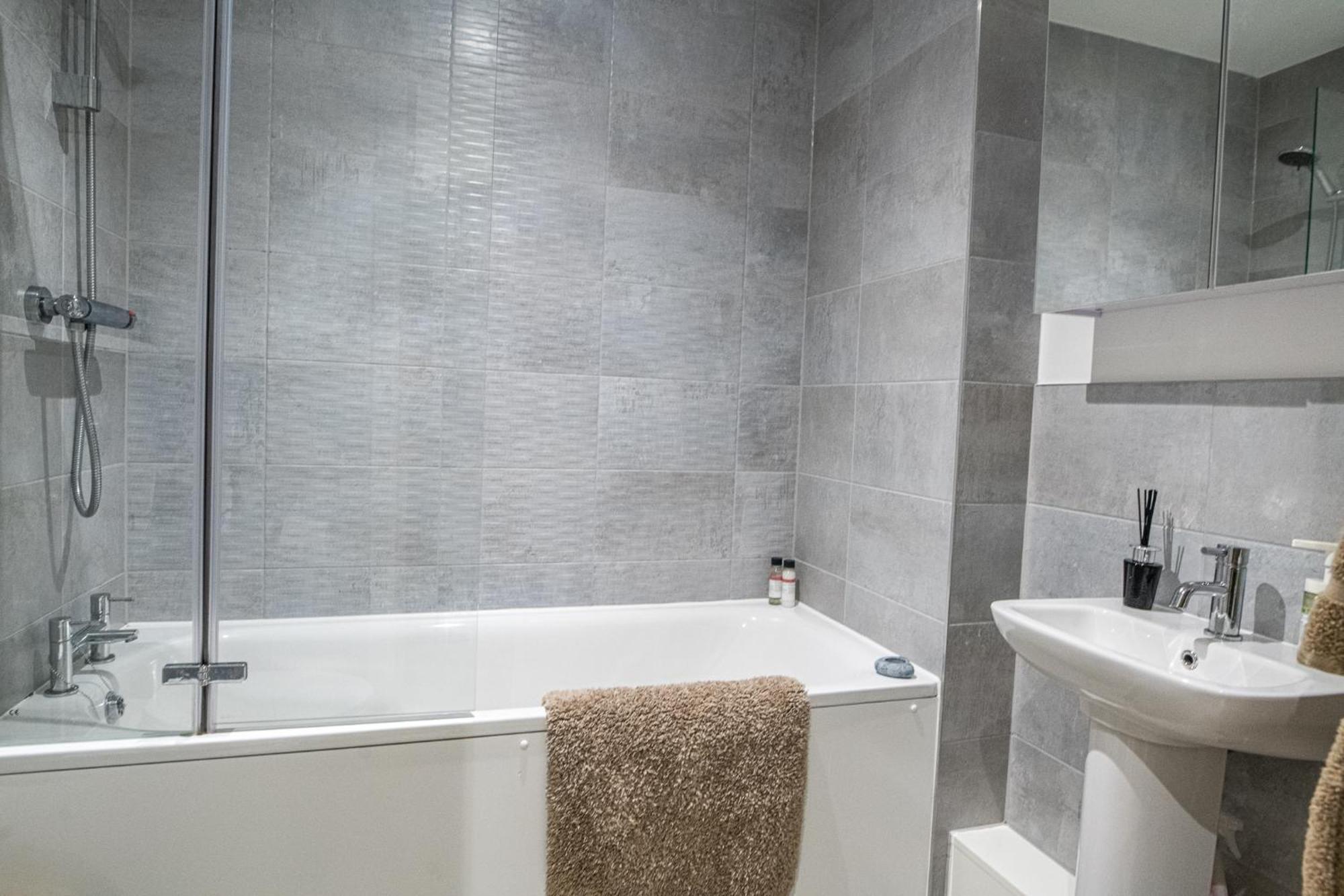 Modern And Spacious Apartment In Salford Quays 曼彻斯特 外观 照片