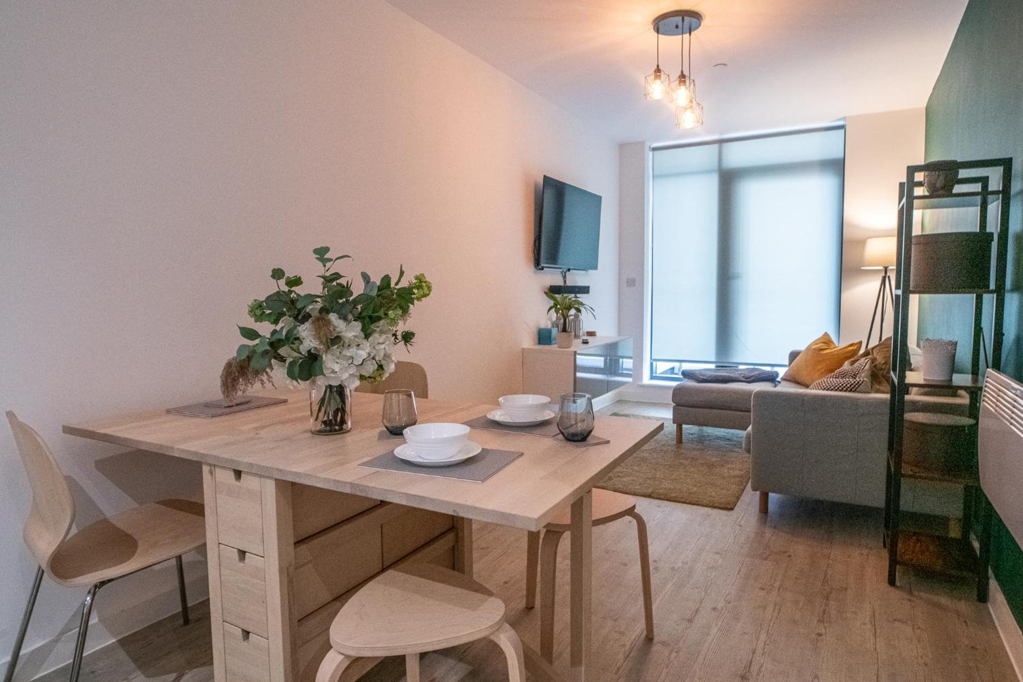 Modern And Spacious Apartment In Salford Quays 曼彻斯特 外观 照片