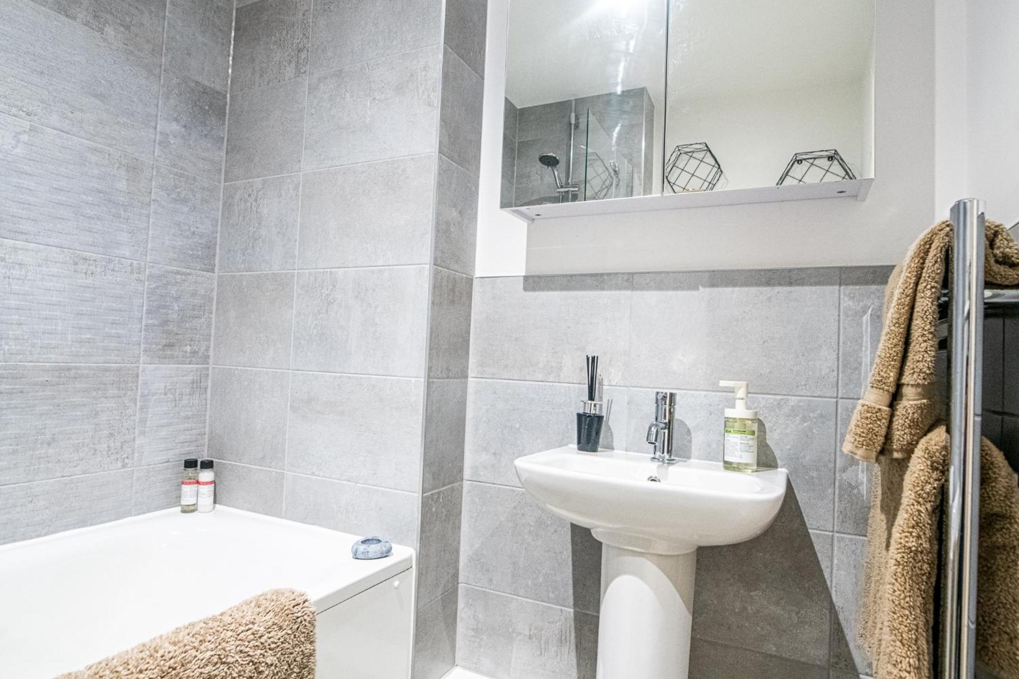 Modern And Spacious Apartment In Salford Quays 曼彻斯特 外观 照片